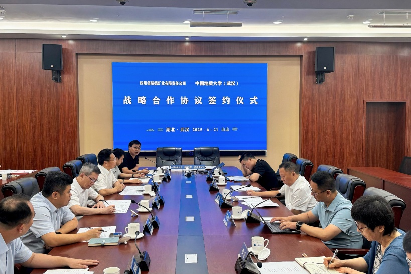 签约仪式手机拍照.jpg